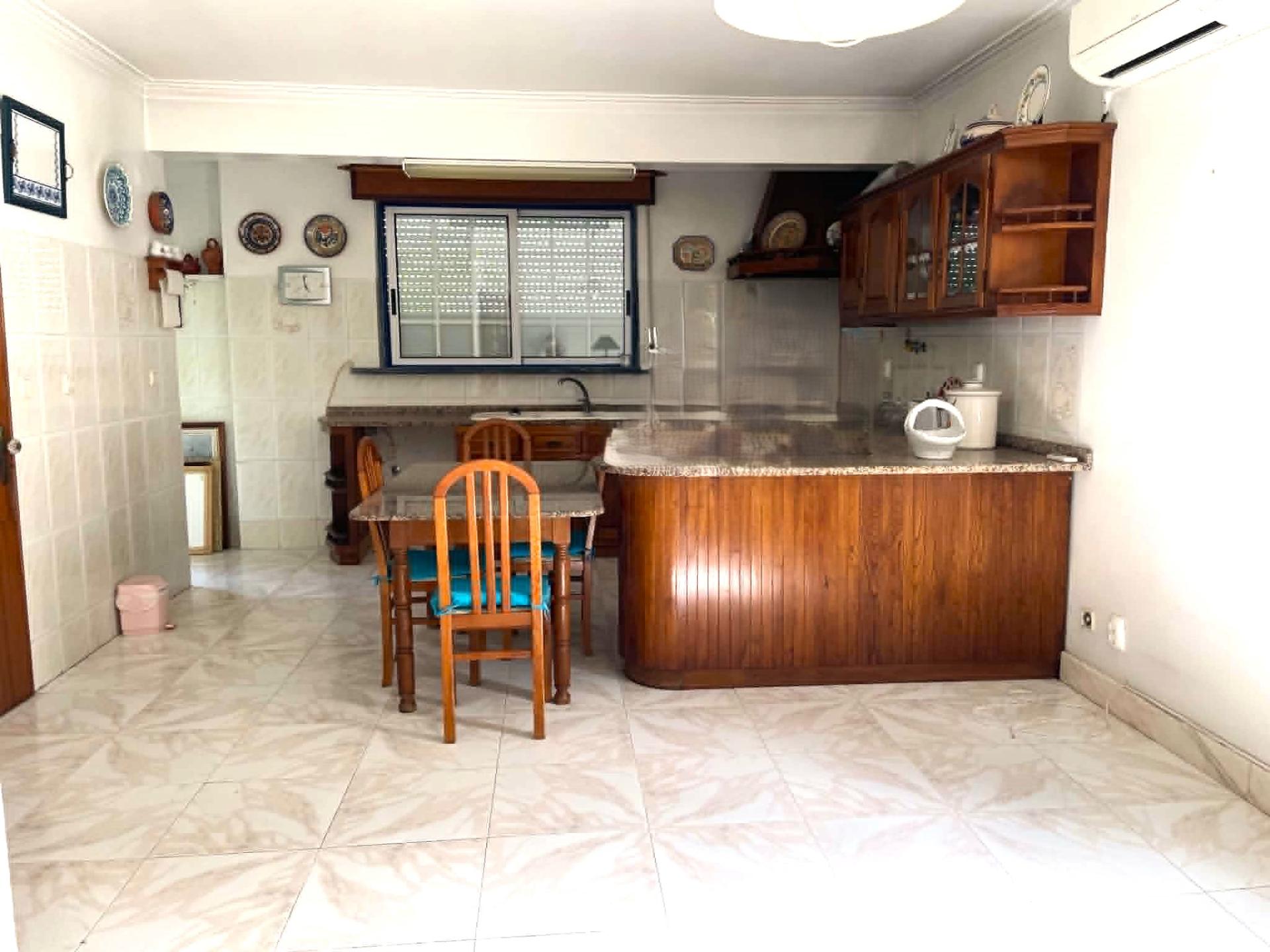 Moradia T3 + T1 com Garagem, Logradouro e Sótão Habitável às portas de Lisboa