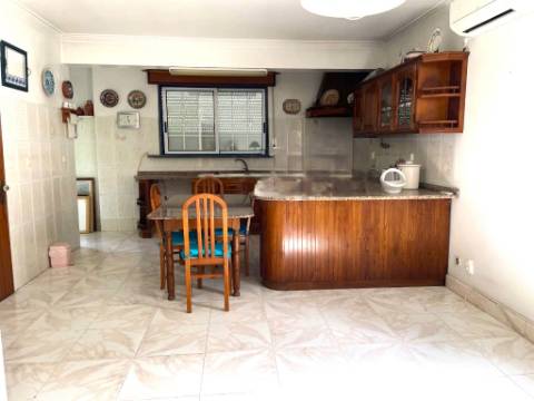 Moradia T3 + T1 com Garagem, Logradouro e Sótão Habitável às portas de Lisboa
