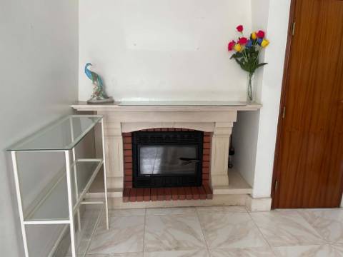 Moradia T3 + T1 com Garagem, Logradouro e Sótão Habitável às portas de Lisboa