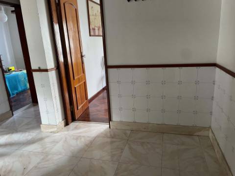 Moradia T3 + T1 com Garagem, Logradouro e Sótão Habitável às portas de Lisboa
