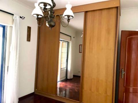 Moradia T3 + T1 com Garagem, Logradouro e Sótão Habitável às portas de Lisboa