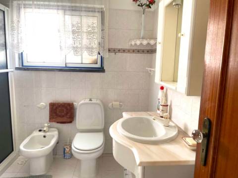 Moradia T3 + T1 com Garagem, Logradouro e Sótão Habitável às portas de Lisboa