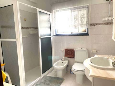 Moradia T3 + T1 com Garagem, Logradouro e Sótão Habitável às portas de Lisboa