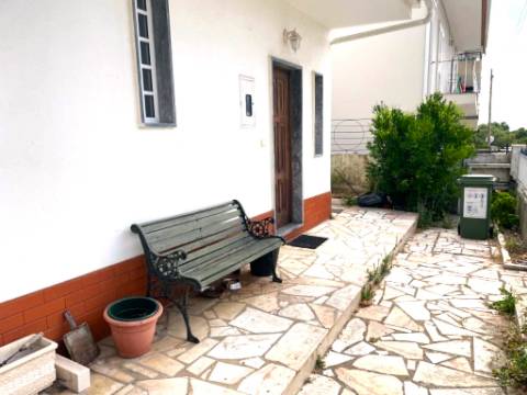 Moradia T3 + T1 com Garagem, Logradouro e Sótão Habitável às portas de Lisboa