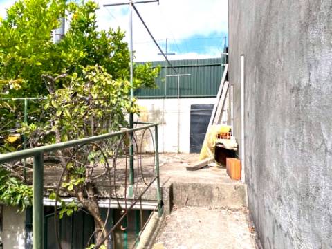 Moradia T3 + T1 com Garagem, Logradouro e Sótão Habitável às portas de Lisboa