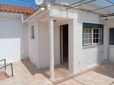 Moradia_T2_com_logradouro_e_churrasqueira_Dois _Portos _Torres_Vedras