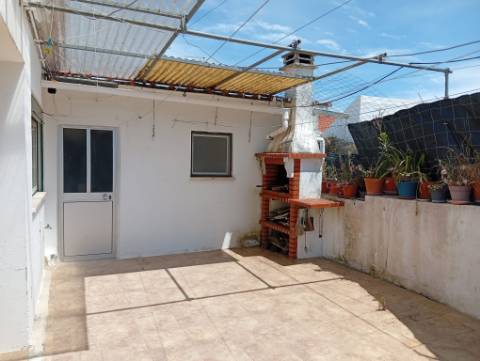 Moradia_T2_com_logradouro_e_churrasqueira_Dois _Portos _Torres_Vedras