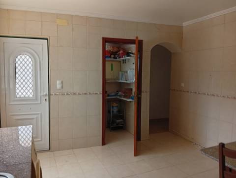 Moradia_T2_com_logradouro_e_churrasqueira_Dois _Portos _Torres_Vedras
