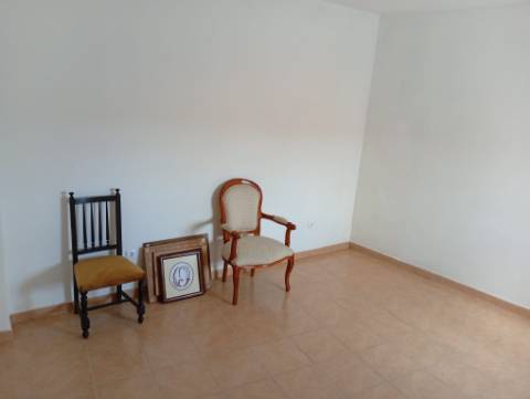 Moradia_T2_com_logradouro_e_churrasqueira_Dois _Portos _Torres_Vedras