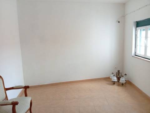 Moradia_T2_com_logradouro_e_churrasqueira_Dois _Portos _Torres_Vedras