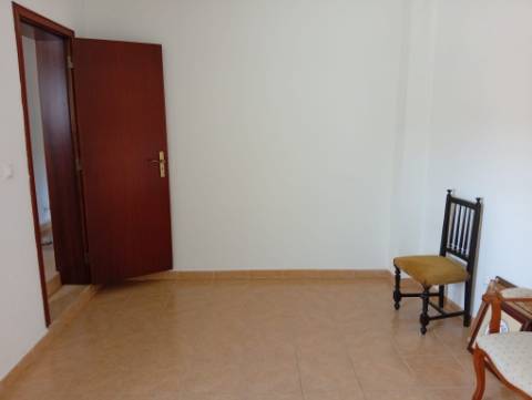 Moradia_T2_com_logradouro_e_churrasqueira_Dois _Portos _Torres_Vedras