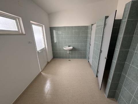 Adega em Fazendas de Almeirim