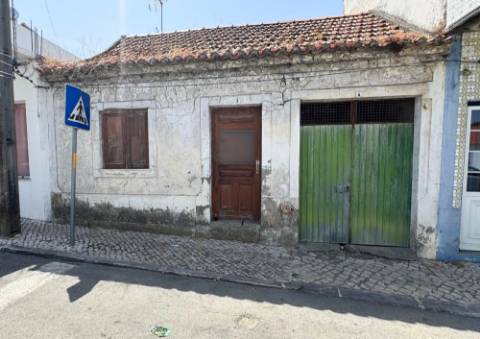 Moradia para restauro em Glória do Ribatejo