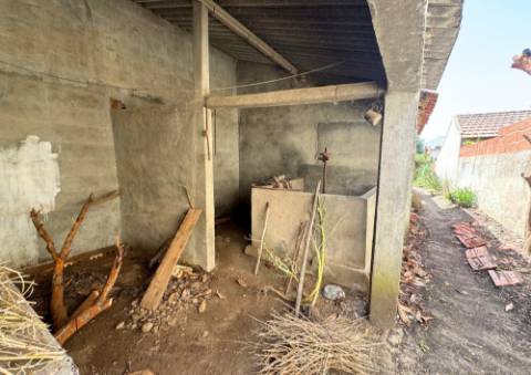 Moradia para restauro em Glória do Ribatejo