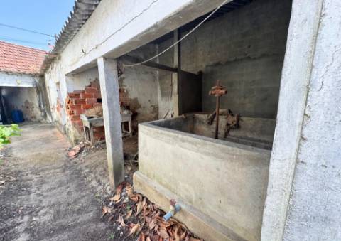 Moradia para restauro em Glória do Ribatejo