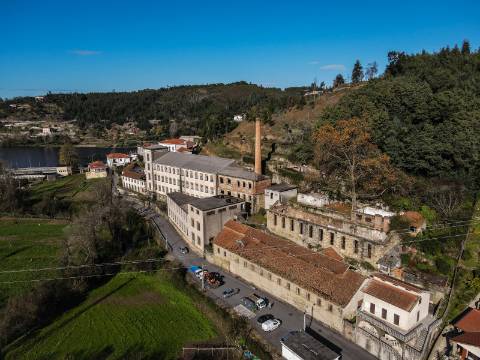 Fábrica com Terrenos em Crestuma