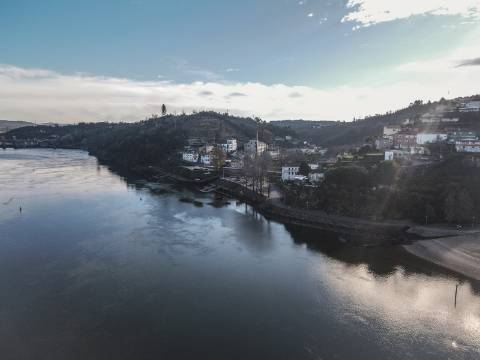 Fábrica com Terrenos em Crestuma