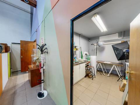 Armazém remodelado e transformado em Escritório