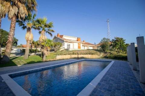 Moradia 8 suites + casa independente com 2 suites, com piscinas interna e externa, localizada em Arcozelo.
