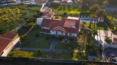 Moradia 8 suites + casa independente com 2 suites, com piscinas interna e externa, localizada em Arcozelo.
