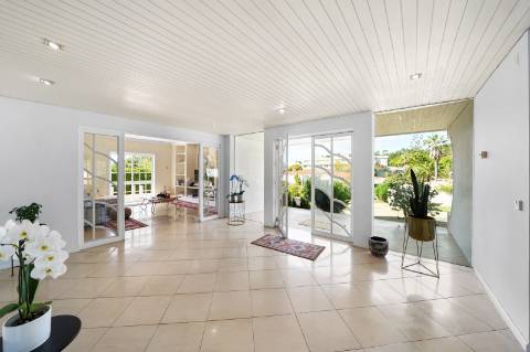 Moradia 8 suites + casa independente com 2 suites, com piscinas interna e externa, localizada em Arcozelo.
