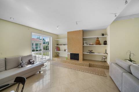 Moradia 8 suites + casa independente com 2 suites, com piscinas interna e externa, localizada em Arcozelo.
