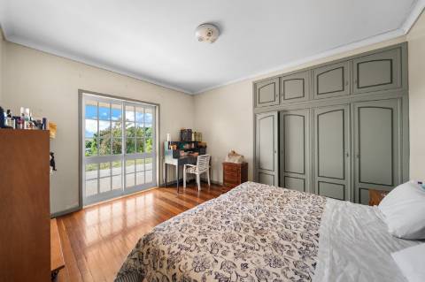 Moradia 8 suites + casa independente com 2 suites, com piscinas interna e externa, localizada em Arcozelo.
