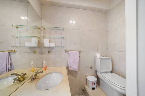 Moradia 8 suites + casa independente com 2 suites, com piscinas interna e externa, localizada em Arcozelo.
