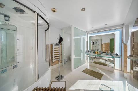 Moradia 8 suites + casa independente com 2 suites, com piscinas interna e externa, localizada em Arcozelo.
