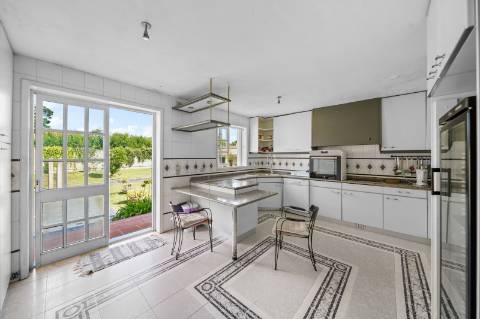 Moradia 8 suites + casa independente com 2 suites, com piscinas interna e externa, localizada em Arcozelo.
