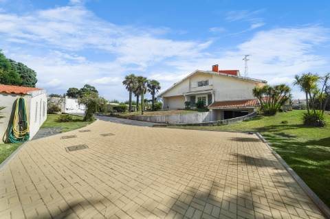Moradia 8 suites + casa independente com 2 suites, com piscinas interna e externa, localizada em Arcozelo.
