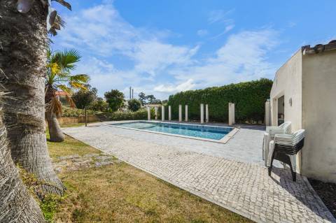 Moradia 8 suites + casa independente com 2 suites, com piscinas interna e externa, localizada em Arcozelo.
