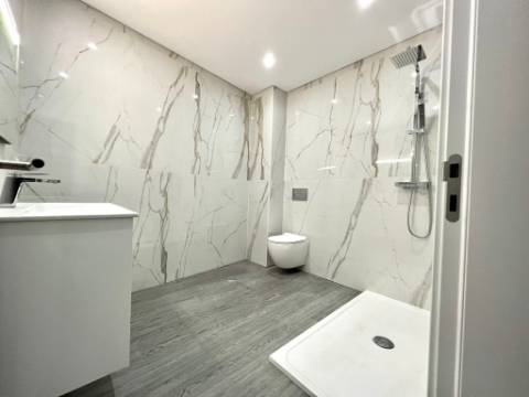 Apartamento T4 com Varandas e Vista Deslumbrante sobre a Ria Formosa