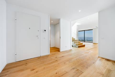 Apartamento T4 Duplex Premium com Terraço Amplo e Vista Panorâmica