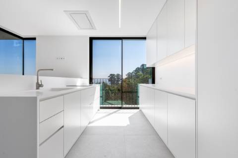Apartamento T4 Duplex Premium com Terraço Amplo e Vista Panorâmica