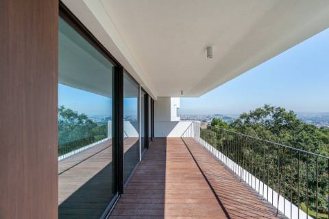 Apartamento T4 Duplex Premium com Terraço Amplo e Vista Panorâmica