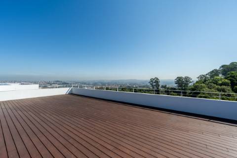 Apartamento T4 Duplex Premium com Terraço Amplo e Vista Panorâmica
