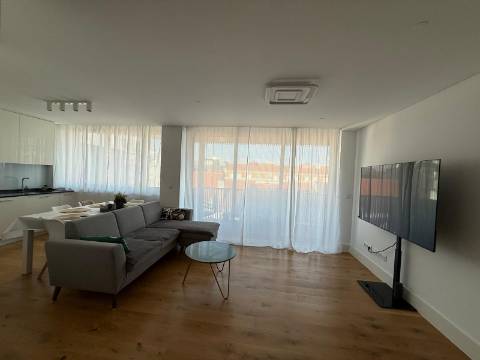 Moderno apartamento T2 na Prestigiada Avenida Duque d'Ávila - Avenidas Novas