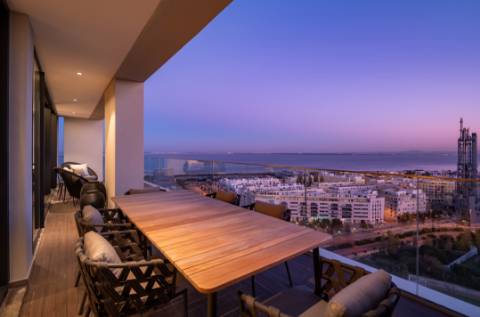 Magnífico apartamento T3 com 161,50m² de área útil com sublime vista para cidade cosmopolita de Lisboa.