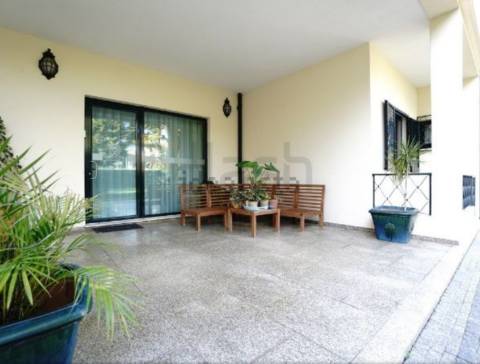 Moradia T11 de 4 Frentes com Licença AL, 9 Suítes e Rentabilidade de 9,8%
