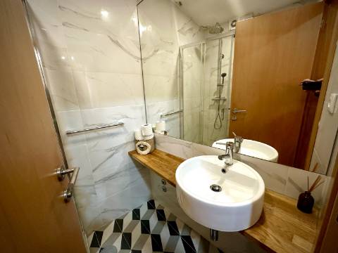 Prédio com 5 suítes no coração do Porto, com Alojamento Local - AL