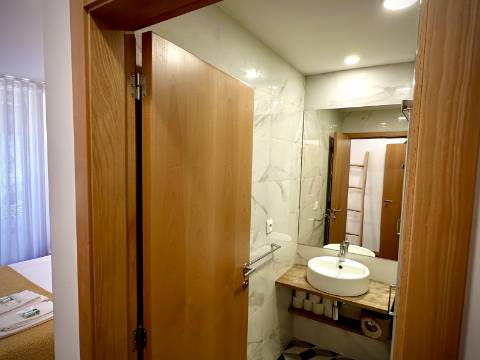 Prédio com 5 suítes no coração do Porto, com Alojamento Local - AL
