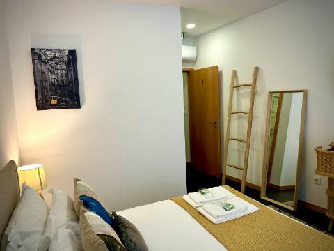 Prédio com 5 suítes no coração do Porto, com Alojamento Local - AL