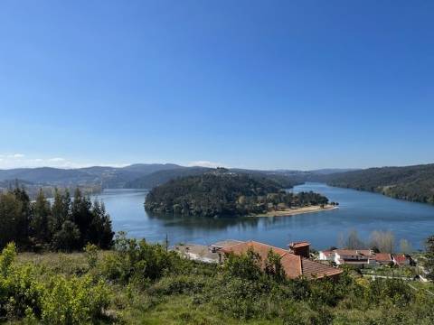 Terreno com vista privilegiada sobre o Rio Douro