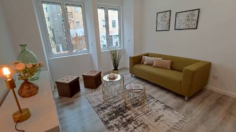 Apartamento T3 em Benfica perto de superfície comercial