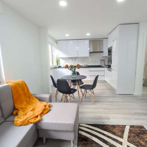 Apartamento T3 em Benfica perto de superfície comercial