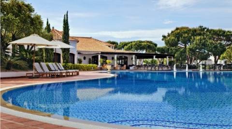 Apartamento T2 com Vista para Resort e Jardim