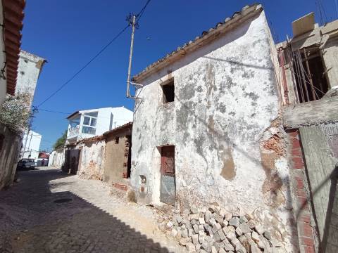 Viva o Algarve Autêntico: Moradia em Banda Para Recuperação em Aldeia Rural