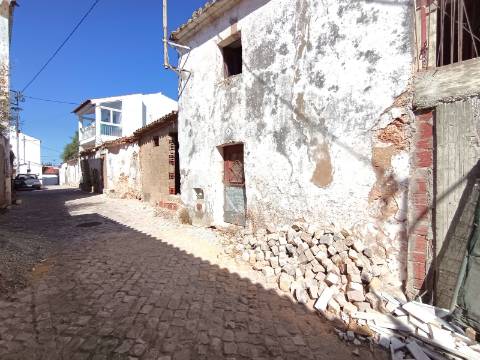 Viva o Algarve Autêntico: Moradia em Banda Para Recuperação em Aldeia Rural