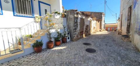 Viva o Algarve Autêntico: Moradia em Banda Para Recuperação em Aldeia Rural
